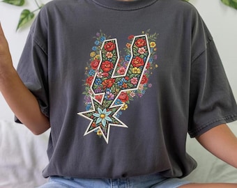 Floral Faux Floral Spurs print t-shirt, San Antonio basketball t-shirt, sports fan gift, suitable for all seasons.