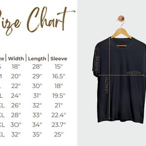 Pu&ograve; includere: Una t-shirt nera appesa a una gruccia di legno con una tabella delle taglie che mostra larghezza, lunghezza e manica in pollici. La tabella elenca le taglie dalla S alla 5XL con le dimensioni corrispondenti per larghezza, lunghezza e manica.