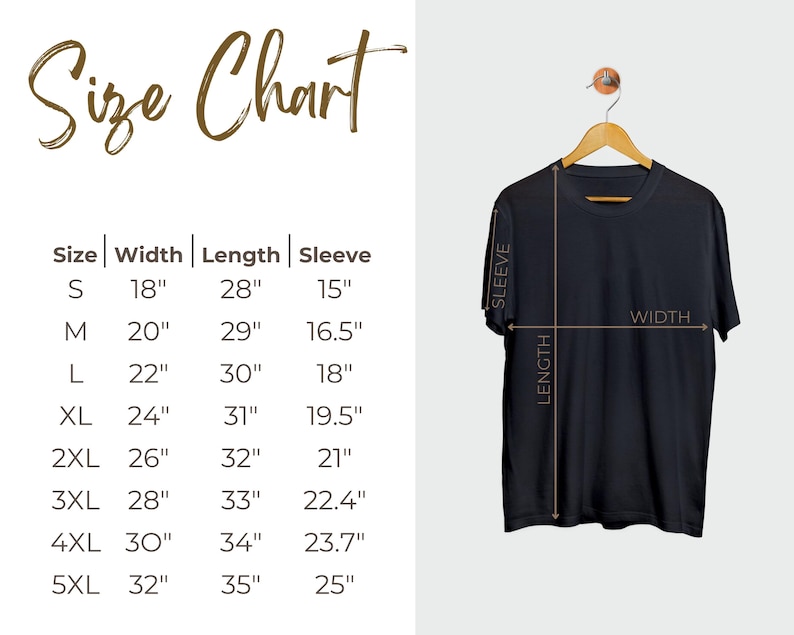 Pu&ograve; includere: Una t-shirt nera appesa a una gruccia di legno con una tabella delle taglie che mostra larghezza, lunghezza e manica in pollici. La tabella elenca le taglie dalla S alla 5XL con le dimensioni corrispondenti per larghezza, lunghezza e manica.