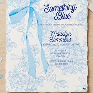 Puede incluir: Invitación a una despedida de soltera con diseño floral azul claro. La invitación presenta el texto "Something Blue" y los detalles de la despedida de Madelyn Sommers, incluyendo fecha, hora e información de confirmación. Una cinta azul y confeti completan el tema festivo.