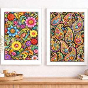 Könnte beinhalten: Zwei gerahmte Kunstdrucke mit lebendigen Blumen- und Paisley-Designs. Der Blumendruck zeigt eine farbenfrohe Anordnung von Blumen und Blättern. Der Paisley-Druck zeigt ein sich wiederholendes Muster aus verzierten, tropfenförmigen Motiven.
