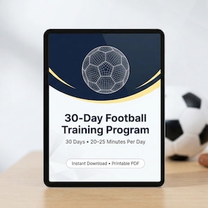 Puede incluir: Una tableta digital muestra un programa de entrenamiento de fútbol de 30 días. El programa presenta un gráfico de balón de fútbol y texto que indica 30 días de entrenamiento, 20-25 minutos por día y descarga instantánea con una opción de PDF imprimible. Un balón de fútbol y un cuaderno están en el fondo.