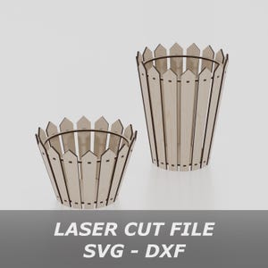 Op de afbeelding: Twee houten lasergesneden plantenbakken met een hekwerkontwerp. De plantenbakken zijn licht van kleur met donkerbruine accenten, en de tekst "LASER CUT FILE SVG - DXF" staat onderaan. De ene plantenbak is breder dan de andere.