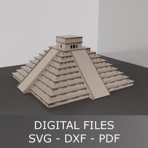 Puede incluir: Modelo de madera clara de la pirámide maya de Chichén Itzá, con escalones y rampas visibles. El modelo tiene una base cuadrada y una estructura superior rectangular. El texto "DIGITAL FILES SVG - DXF - PDF" se muestra en la parte inferior.