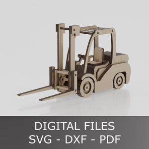 Könnte beinhalten: Ein detailliertes Gabelstapler-Modell aus Holz mit Gabeln, Rädern und Fahrersitz. Hergestellt aus hellem und dunklem braunem Holz. Der Text "DIGITAL FILES SVG - DXF - PDF" ist unten zu sehen.