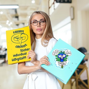 Puede incluir: Una persona sostiene dos carpetas. Una es amarilla con el texto "PAHAROS CHISTOSOS Sticker individual iiiDigital!!!" y un pájaro de dibujos animados. La otra es azul claro con un pavo real de dibujos animados.