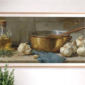 Könnte beinhalten: Gerahmtes Küchen-Stillleben mit einem Kupfertopf, Knoblauchzehen und einer Flasche Olivenöl. Ein Holzlöffel liegt im Topf. Das Gemälde hat eine warme Farbpalette mit einem blauen Tuch und einem hellbraunen Rahmen.