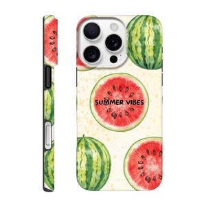Op de afbeelding: Een witte iPhone-hoes met een aquarelontwerp van watermeloenen. De hoes heeft hele watermeloenen en watermeloenschijfjes met de tekst "SUMMER VIBES" in het zwart. De hoes wordt van voren en van de zijkant getoond.
