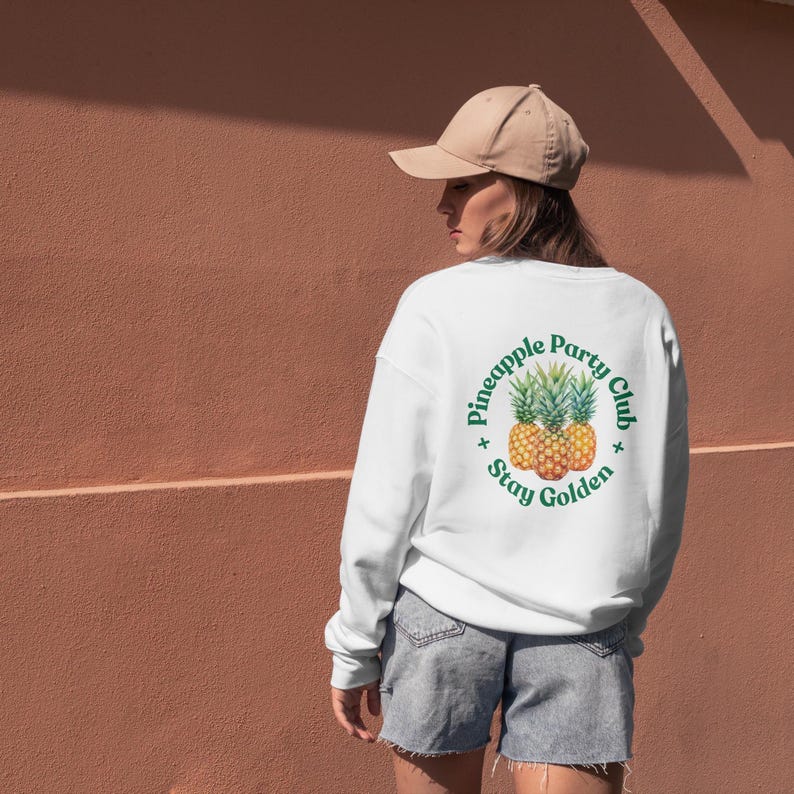 Sudadera unisex de piña extragrande – Jersey con estampado "Stay Golden" en la espalda – Ropa urbana minimalista imagen 2