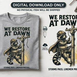 Puede incluir: Una camiseta gris jaspeado y un estampado gráfico con un mapache vestido de operario con casco, capa y cinturón de herramientas, trepando por un poste eléctrico. El texto dice WE RESTORE AT DAWN y STORMS PASS. LINEMEN PREVAIL.