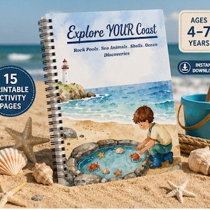 Op de afbeelding: Een spiraalgebonden activiteitenboek getiteld Explore YOUR Coast met een aquarelillustratie van een kind bij een rotspoel. De kaft toont een vuurtoren, krabben en zeesterren. Tekst: Ages 4-7 Years, 15 Printable Activity Pages, Instant Download.