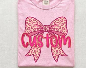 Diseño PNG personalizado de lazo rosa con estampado de leopardo, camiseta femenina coqueta (descarga digital)