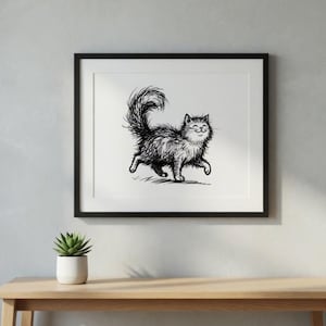 Puede incluir: Impresión enmarcada en blanco y negro de un gato sonriente con una cola esponjosa. El gato está dibujado en un estilo caprichoso, con una expresión alegre y una pose juguetona. La obra de arte se exhibe sobre una mesa de madera.