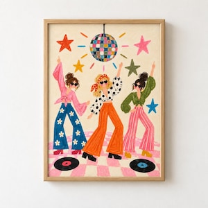 Puede incluir: Una lámina artística enmarcada que muestra a tres figuras bailando sobre un suelo de cuadros rosas y blancos bajo una bola de discoteca. Las figuras llevan gafas de sol y pantalones de campana coloridos, rodeadas de estrellas sobre un fondo crema.