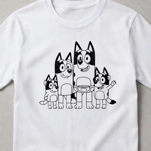Puede incluir: Una camiseta blanca de manga corta con un gr&aacute;fico de l&iacute;neas negras de cuatro perros de dibujos animados de pie juntos. El dise&ntilde;o muestra una familia de perros boyeros australianos antropom&oacute;rficos con marcas distintivas, uno con ri&ntilde;onera.