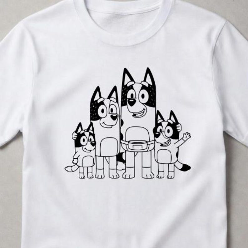 Puede incluir: Una camiseta blanca de manga corta con un gr&aacute;fico de l&iacute;neas negras de cuatro perros de dibujos animados de pie juntos. El dise&ntilde;o muestra una familia de perros boyeros australianos antropom&oacute;rficos con marcas distintivas, uno con ri&ntilde;onera.