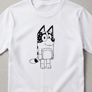 Puede incluir: Una camiseta blanca de manga corta con un gr&aacute;fico de l&iacute;neas negras de un personaje de perro de dibujos animados. El perro aparece de pie con una oreja estampada y una cola a rayas, centrado en la parte delantera de la camiseta con cuello redondo.