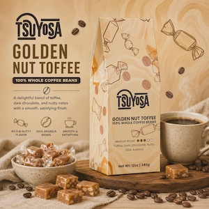 Könnte beinhalten: Eine Packung TSUYOSA Golden Nut Toffee, 100 % ganze Kaffeebohnen, mit einer Tasse Kaffee und Toffee-Bonbons. Die Verpackung hat einen beigen Hintergrund mit dem Text "Golden Nut Toffee". Die Toffee-Bonbons befinden sich in einer Schüssel und auf einer Holzoberfläche. Netto-Gewicht: 340g.