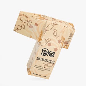 Op de afbeelding: Een witte keramische mok met een zwart handvat en de tekst "But First, Coffee" in een handschriftstijl. De mok is waarschijnlijk 310-425 ml, perfect voor een ochtenddrankje.