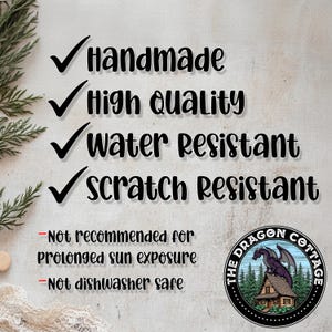Może przedstawiać: Obraz z tekstem m&oacute;wiącym "Handmade", "High Quality", "Water Resistant" i "Scratch Resistant". Dodatkowy tekst ostrzega przed długotrwałą ekspozycją na słońce i zmywarką. Okrągłe logo przedstawia smoka i domek.