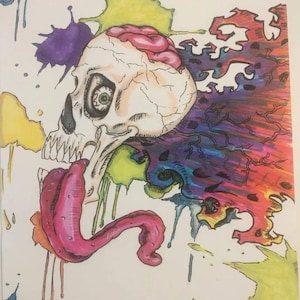 Puede incluir: Una colorida ilustración de una calavera con materia cerebral expuesta y una larga lengua rosa. La obra presenta vibrantes salpicaduras de pintura morada, amarilla y verde, con el texto "EMZI ARTZ" en la esquina inferior derecha.