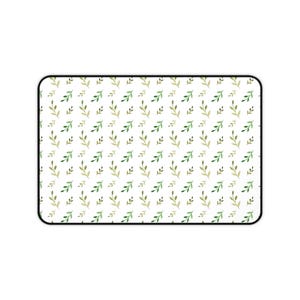 Könnte beinhalten: Rechteckiges Mauspads mit einem sich wiederholenden Muster aus grünen und olivfarbenen Aquarellblättern auf weißem Hintergrund. Das Mauspad hat einen schwarzen Rand.