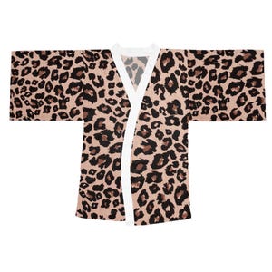 Könnte beinhalten: Kimono-Robe mit Leopardenmuster in Braun und Schwarz auf beigem Hintergrund. Die Robe hat eine weiße Einfassung an den Kanten und einen V-Ausschnitt. Die Ärmel sind weit und die Robe ist vorne offen. Ein stilvolles Kleidungsstück.