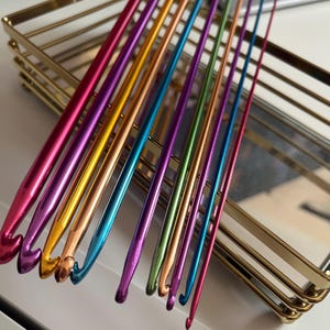 Set med flerfärgade tunisiska virknålar (2 mm-8 mm) – Stickliknande tygverktyg