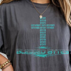Christlicher Programmierer Shirt Blessed Bytes Binary Cross T-Shirt, Software Engineer Geschenk, Tech Kleid, Coding Jesus IT Professional Top