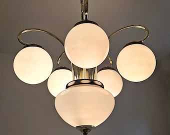 Lustre vintage en verre opalin, plafonnier en laiton à 5 lumières, lampe globe style Hollywood Regency Sputnik (MCM), luminaires de style italien des années 1970