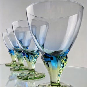 Könnte beinhalten: Ein Set aus drei Keramikbechern mit gesprenkelter, matter Oberfläche. Die Becher sind in den Farbtönen Creme, Hellgrau und Dunkelgrau gehalten. Jeder Becher hat ein schlichtes, minimalistisches Design, ideal für Kaffee oder Tee.