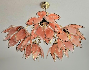 Lámpara de techo vintage con forma de loto rosa, 5 luces, pétalos de cristal rosa grabados, acabado en latón, estilo Hollywood Regency.