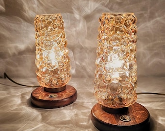 Par de lámparas de mesa vintage de cristal ámbar con burbujas, lámparas de mesita de noche de estilo escandinavo de los años 70, lámparas de cristal dorado estilo Helena Tynell.