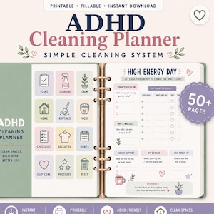 Op de afbeelding: Een digitale ADHD-schoonmaakplanner met een saliegroene kaft en gouden ringen. De open pagina's bevatten een raster van pastelkleurige iconen voor taken zoals schoonmaken en opruimen, naast een dagplanning met secties voor doelen en checklists.