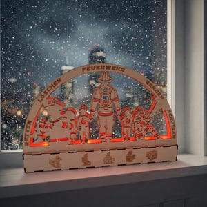 Könnte beinhalten: Beleuchtete Holzszene mit Feuerwehr-Motiv und dem Wort "FEUERWEHR" oben. Die Szene zeigt ausgeschnittene Figuren von Feuerwehrleuten und Kindern, mit den Wörtern "RETTEN", "LÖSCHEN", "BERGEN" und "SCHÜTZEN" an den Seiten. Die Basis hat zusätzliche Ausschnittsdesigns.
