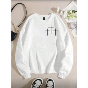 Faith cross sweatshirt | 2 Corinthians 5:7 scripture crewneck, Sudadera con la fe por encima del miedo, camiseta con citas inspiradoras.