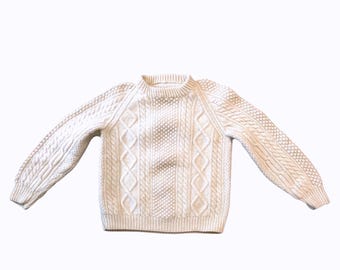 Suéter vintage dos anos 70, tricotado à mão em lã estilo Aran, cor creme, com padrão de tranças e favo de mel. Tamanho pequeno.