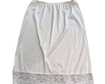 Vassarette Vtg White Nylon Half Slip Lace Trim Midi Length Style 11-105 Size M