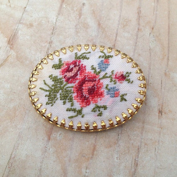 Vintage 60s Embroidered Rose Brooch / Needlepoint… - image 1