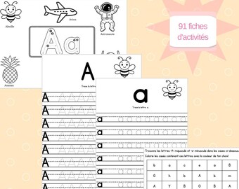 Puede incluir: Conjunto de hojas de actividades del alfabeto, con la letra "A" en mayúsculas y minúsculas, e ilustraciones de avión, astronauta, abeja y piña. El texto incluye "26 Fiches d'Activités sur l'Alphabet" y "91 fiches d'activités".