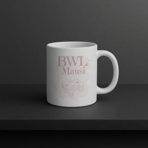 Könnte beinhalten: Weißer Keramikbecher mit schwarzem Henkel und dem Text "But First, Coffee" in schwarzer Schrift. Der Becher steht vor einem verschwommenen Hintergrund, der eine gemütliche Atmosphäre andeutet.