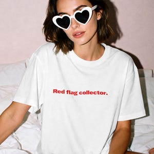 Red Flag Collector Oversized Shirt | Lustiges Dating T-Shirt Damen Herren | Gen Z Humor Streetwear | Retro Vintage Ästhetik Grafik Tee Loose