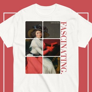 Puede incluir: Camiseta blanca con un collage de estampados artísticos vintage. El diseño incluye un retrato de una mujer con sombrero y la palabra "FASCINATING" en texto vertical rojo. La camiseta tiene cuello redondo clásico y mangas cortas.