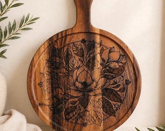 Tabla de cortar Magnolia grabada / Tabla redonda de madera con diseño floral para embutidos / Tabla de servir botánica / Regalo para inauguración de casa / Decoración de cocina