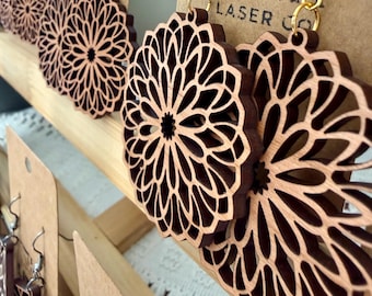 Pendientes colgantes de madera con diseño de mandala floral / Pendientes ligeros cortados con láser / Pendientes bohemios modernos con estilo