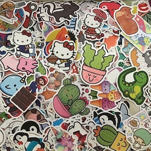 Puede incluir: Una colección de pegatinas coloridas con varios personajes de dibujos animados, animales y plantas. Las pegatinas están sobre un fondo blanco e incluyen diseños como un pingüino, un dinosaurio, un cactus y una flor.