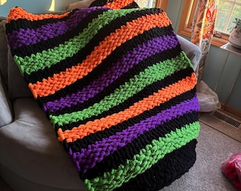Manta de chenilla tejida a mano para Halloween, rayas naranjas, moradas, verdes y negras, manta acogedora para otoño.