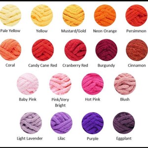 Puede incluir: Una carta de colores con 18 tonos diferentes de hilo. Los colores van desde el amarillo p&aacute;lido hasta el berenjena, incluyendo tonos de rosa, rojo, naranja y morado. Cada color est&aacute; etiquetado con su nombre, como "Rosa beb&eacute;" y "Naranja ne&oacute;n".