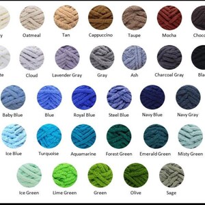 Puede incluir: Una carta de colores con 30 tonos diferentes de hilo de punto grueso. Los colores van desde el marfil, la avena y el beige hasta el moca, el chocolate y el negro. Otros colores incluyen variaciones de azul, verde y gris. Cada color est&aacute; etiquetado con su nombre.