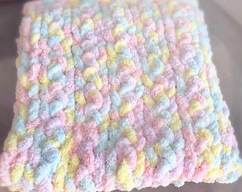 Manta gruesa para bebé tejida a mano – Manta de guardería en tonos pastel